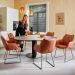 kiq-eetkamerstoelen-op-slede-cognac-leer-steely-xl-eettafel-eivormig